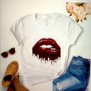 T-shirt dark red biting lip